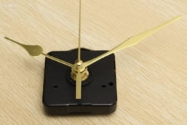 Laikrodžio mechanizmas su aukso spalvos rodykle