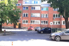 Pačiame Klaipėdos centre, erdvus 3jų kambarių su holu butas miesto centre. Uždaras kiemas, vieta aut