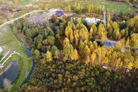 Sklypas prie Vilniaus su upės pakrante.
