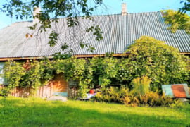 PARDUODAMAS GYVENAMASIS NAMAS SU SKLYPU 16,31 a. MAŽEIKIŲ RAJ. VIEKŠNIUOSE VYTAUTO G. 26