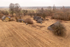 Aukštadvario seniūnijoje, Trakų r. Katilių k. 16 parduodamas gyvenamasis namas su 1.2 ha sklypu ir ū