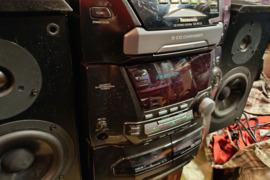 GERAS PANASONIC, CENTRAS 5 CD,VEIKIA, AUX, FM, MC