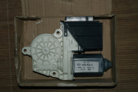 Lango pakelėjo varikliukas 6Q1959802C 7H2959801A Seat Ibiza Cordoba VW T5 (kairys priekis)