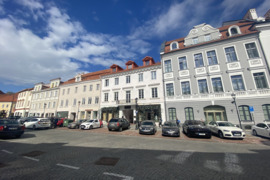 IŠSKIRTINĖJE SENAMIESČIO VIETOJE PARDUODAMAS 4 KAMBARIŲ BUTAS DIDŽIOJI G. 11, VILNIUJE.
