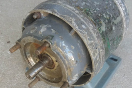 Elektros variklis, ašies diametras 14 mm, ašies ilgis 3 cm. variklio ilgis kartu su asimi 24,5 cm, p