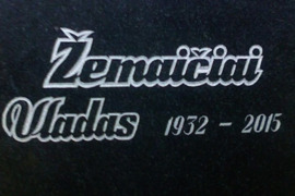 Kalu raides ant paminklų