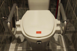 Tualeto paaukštinimas su dangčių ir porankiais