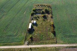 Parduodamas sklypas su kilnojamais nameliais (30 m2 gyvenamasis namelis, du 8-10 m2 ūkiniai nameliai