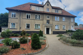 4 KAMBARIŲ BUTAS SU ISTORINIAME NAME SU IŠPUOSELĖTU KIEMELIU