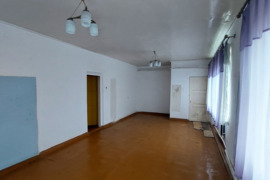 Mūrinis, šiltas namas su ūkiniais pastatais