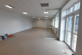 Išnuomojamos178 kv.m. Patalpos tinkamos prekybai, nedidelei gamybai, ofisui. Šilutės pl.