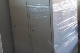 Naudota dviguba metalinė persirengimo spintelė. Aukštis 1,85 m; plotis 62,5 cm; gylis 50 cm. Tel.8 6