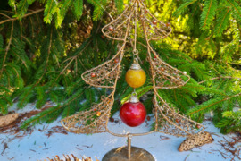 Eglutė metalinė papuošta.