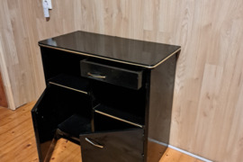 Naudota juoda spintelė