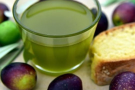 Šviežias alyvuogių aliejus tiesiai iš graikų ūkio