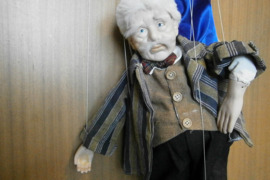 Keramikinė virvelėmis valdoma teatro lėlė