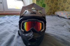 Moto apranga, apsaugos, šalmai, pirštinės