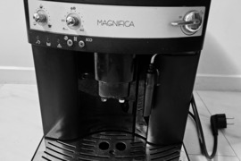Parduodamas kavos aparatas DeLonghi ESAM 3000.B