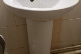 Praustuvas su koja, sifonu ir vandens maišytuvu.  Siunčiu į kitus miestus