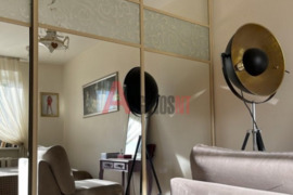 PARDUODAMAS ERDVUS IŠSKIRTINIO DIZAINO BUTAS