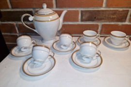 Elegantiškas 6 duetų rinkinys su aukso apdaila - Espresso puodeliai ir arbatinukas.