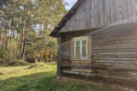 Perku sodyba paežerėje, pamiškėje prie upės, miške