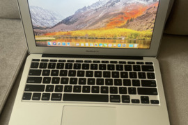 Idealios būklės „MacBook Air“ 2011 m. Baterija laiko pusantros valandos, parduodamas su įkrovikliu.