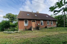 Raudonų plytų vokiška sodyba.