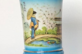 Faience vaza