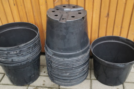 Naudoti vazonai sodinukams.