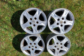 Nissan , Lieti ratlankiai, R-15