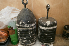 Cementiniai svarmenys  su storu geležiniu kabliu