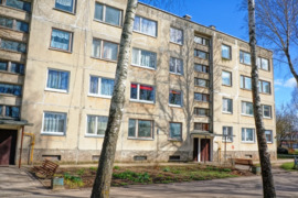     Parduodamas su patogumais, be skolų, tvarkingas 2 kambarių butas pirmame aukšte iš keturių Ignal