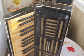 Akordeonas HOHNER TRAVIATA 80 bosų