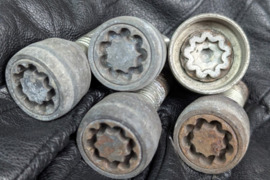 Ratų sekretkes varžtai. M12 1.5 sriegis.  Nuo Renault Clio MK2, MK3, MK4.  Kaina 20e Kaunas 06799694