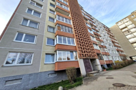 Parduodamas suremontuotas trijų kambarių butas trečiame aukšte, devynaukščiame name (su liftu).
