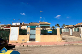 Namas su terasa, Alicante provincijoje, Torrevieja mieste. 4 kambariai | 63 m² | 250 metrų iki jūros