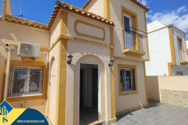 Namas su bendru baseinu, Alicante provincijoje, Torrevieja mieste. 4 kambariai | 69 m² | 4 kilometra