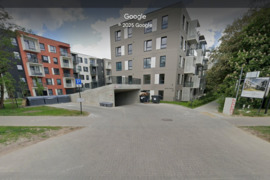 Parkavimo vieta po naujos statybos namu plati tinka visureigiams