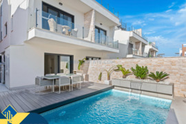 Statomi namai, Alicante provincijoje, Guardamar del Segura mieste. 5 kambariai | 171 m² | 700 metrų 