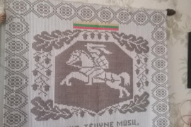 Austas senas audinys su Lietuvos himnu.