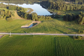 Sklypas prie ežero- gamtos apsuptyje