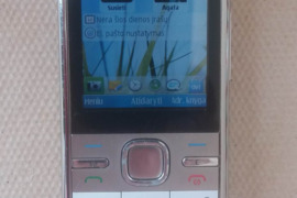 Tvarkinga Nokia C5, įkroviklis yra.
