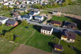 Parduodamas naujos statybos 4 kambarių butas dvibučiame name su 8,5 a sklypu.