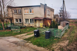 Parduodamas irengtas 2 kambarių butas su baldais buitine technika,  su 36 arų žemės sklypu
