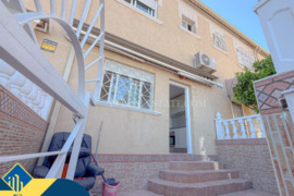 Namas su bendru baseinu, Alicante provincijoje, Torrevieja mieste, Playa del Cura rajone. 4 kambaria