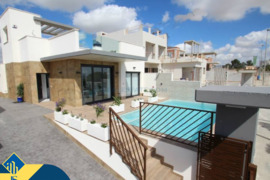 Statoma vila su privačiu baseinu, Alicante provincijoje, San Miguel de Salinas mieste. 4-5 kambariai