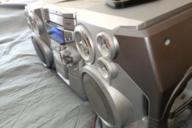 GERAS SHARP, CENTRAS 3-CD,VEIKIA 2 MC, FM,AUX,250W,KOLONELES