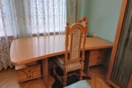 Balinto ąžuolo masyvo kabinetinis stalas su priestaliu ir kiti baldai