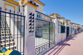 Bungalas su bendru baseinu, Alicante provincijoje, Torrevieja mieste, Playa del Cura rajone. 2 kamba